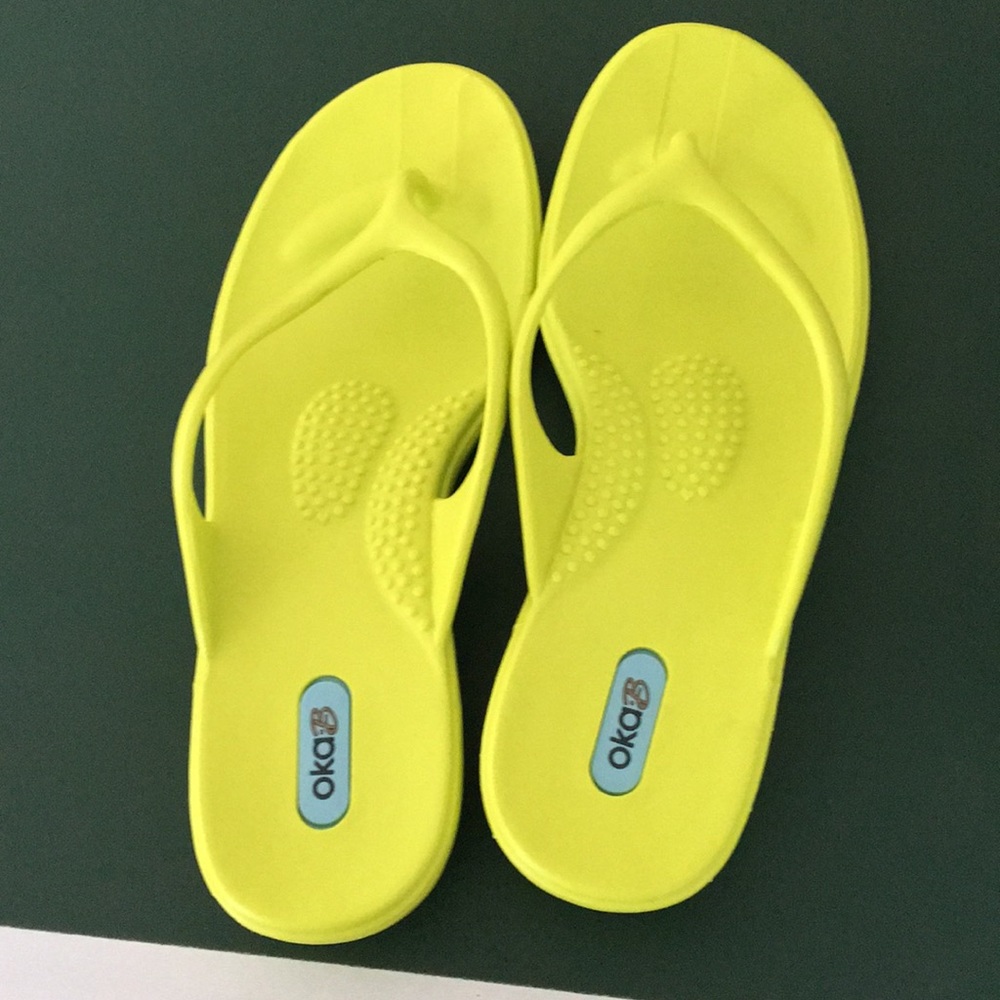 Oka B lime green flip flops size Medium